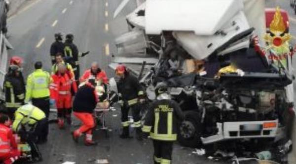 Italia. Tânăr român de 25 de ani, mort într-un grav accident: Trupul neînsuflețit, scos cu greu dintre fiarele contorsionate