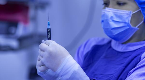 Vaccin anti-Covid: 16 milioane de români, vaccinați în 6 luni. Cum va fi distribuit cetăţenilor