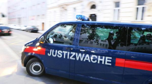 Austria. O îngrijitoare româncă, prinsă cu zeci de bijuterii furate într-un sac de gunoi: „Bonus“ de la asistați