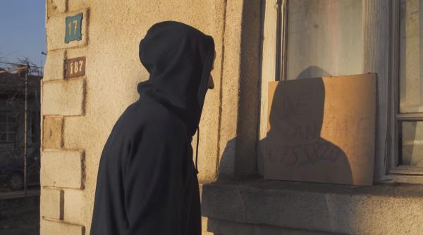 DIASPORA votează cu inima la România. ARMA: „Stau la coada la vamă, doar cu tine-n gând. Iar ți-am mai făcut o rană, te-am lăsat plângând!“