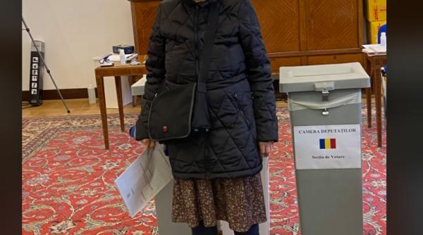 Imagine EMOȚIONANTĂ la o secție de vot din Diaspora: "Mulțumim frumos, tanti dragă!"