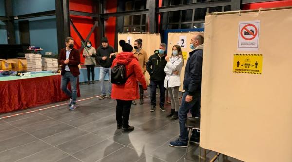 Membrul unei secţii de votare, pălmuit de un angajat al primăriei