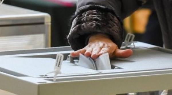 O femeie din Brăila a introdus două buletine de vot în urnă. S-a ales cu dosar penal