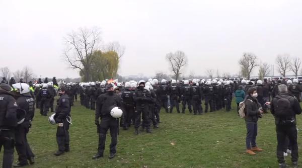 Proteste masive în Germania, împotriva restricţiilor: „Minciună a măştii!” (VIDEO)