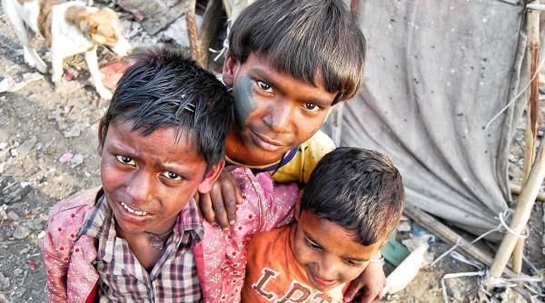 O boală nouă face RAVAGII în India: Infectații au convulsii, greață și pot muri