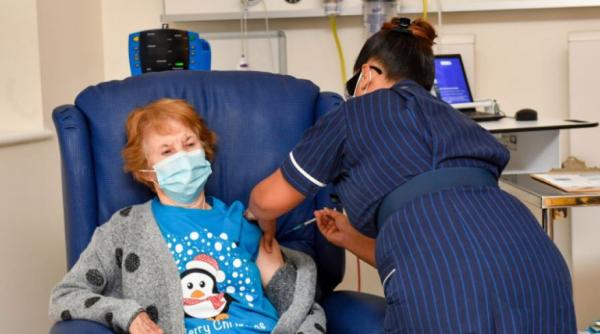 Anglia. Primul britanic vaccinat împotriva COVID-19 este o femeie de 90 de ani: „Este un privilegiu”
