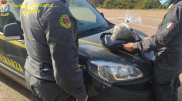 Italia. Dealer de droguri român, dat de gol de "parfumul din haine"