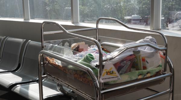 Italia. Copil român de numai 2 ani, mort în timp ce era în pat cu mama și surioara lui de 5 ani: „Comunitatea este șocată!”