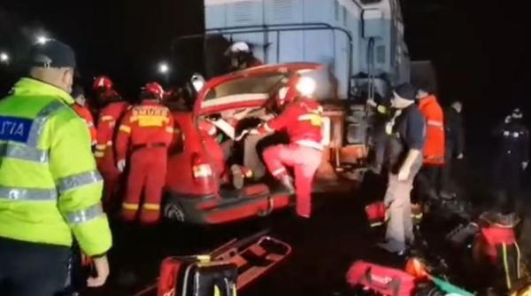 Un român a murit, iar doi minori sunt încarcerați și inconștienți. Mașina în care se aflau, lovită de tren