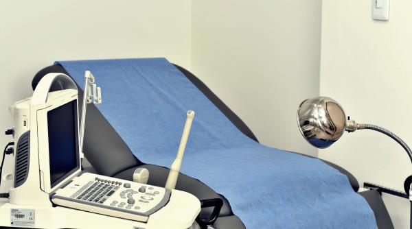 Medic ginecolog, reținut după ce ar fi sechestrat și agresat două românce în cabinet 