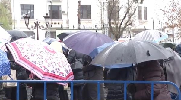 Coadă de sute de persoane la moaştele Sf. Spiridon, în oraşul cu cea mai mare rată de infectare COVID-19