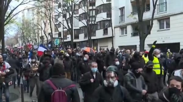 Franța. Proteste masive împotriva restricțiilor: Zeci de mii de persoane, în stradă