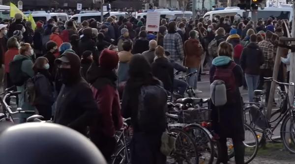 Liderul protestelor anti-restricții din Germania, intubat după infectarea cu noul coronavirus