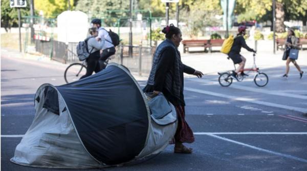 Marea Britanie. Două românce și-au făcut bordel în cort, în fața unei școli. Londonezii dintr-un cartier de lux, șocați