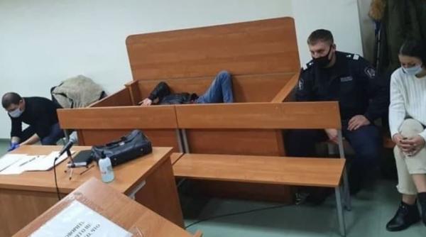 Tânăra care și-a înjunghiat mama și i-a smuls inima, arestată pentru 30 de zile. A început să râdă în sala de judecată - Video