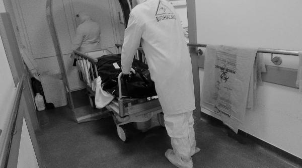 Mesajul unui medic ATI de Sărbători: "Mai bine respectăm regulile, decât să ajungem ambalați într-un sac negru"