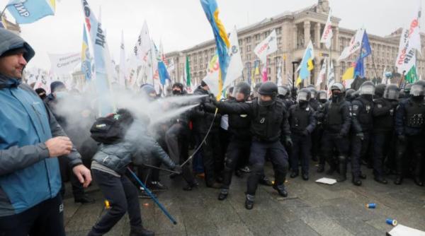 Proteste violente la Kiev, împotriva restricțiilor Covid. Circa 40 de polițiști au suferit arsuri chimice  