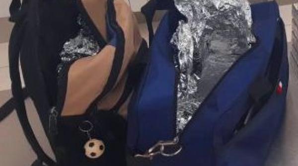 Români, prinşi pe aeroport cu un porc întreg în bagaje. Mergeau în Spania, la copii