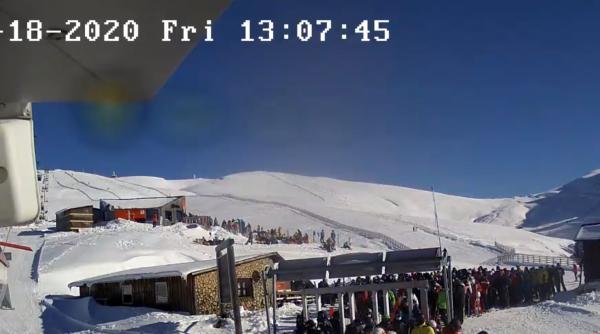 Zeci de români, la coadă fără distanțare la pârtia din Sinaia: „Nu realizează că virusul s-a răspândit prin intermediul stațiunilor de ski”