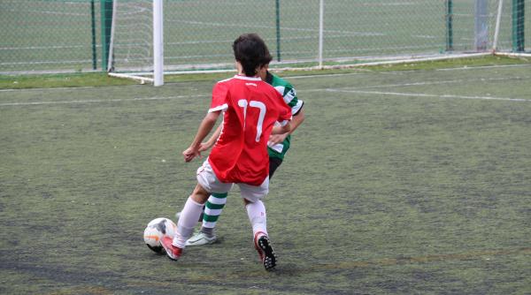 Patronul unui teren sintetic din Constanța, amendat că i-a lăsat pe copii să se joace fotbal