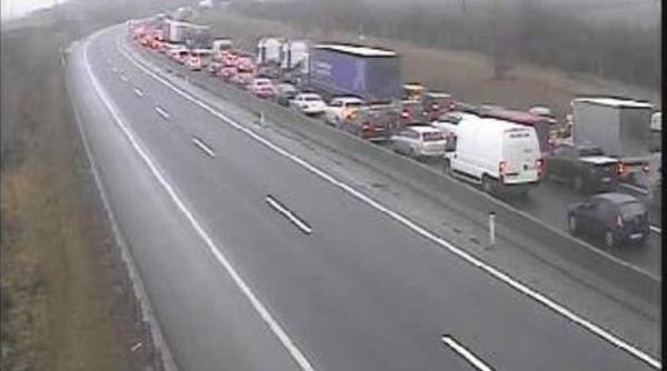 Românii se întorc acasă. Maşinile aşteaptă şi cinci ore să treacă graniţa din Austria spre Ungaria