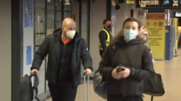 Românii din UK s-au înghesuit să prindă ultimele zboruri spre casă, deși vor sta în izolare