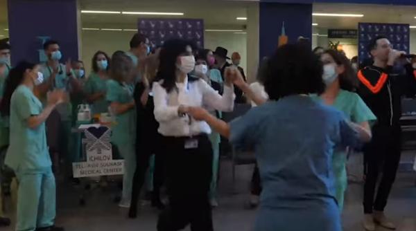 După ce au primit vaccinul anti-COVID-19, medicii au încins hora veseliei. Imagini virale (VIDEO)