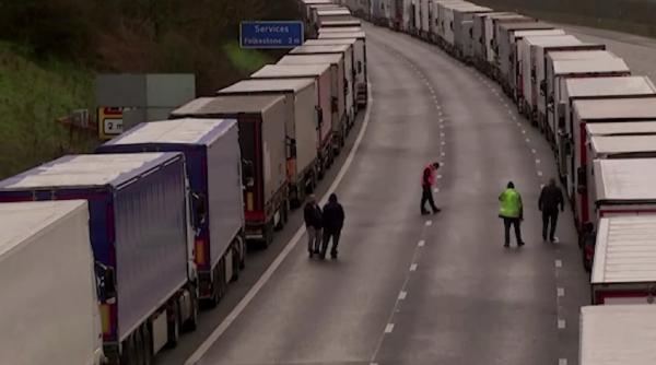 Furie printre miile de șoferi blocați, în continuare, la Dover: „Toţi ne mint! Nu s-a început testarea noastră!”