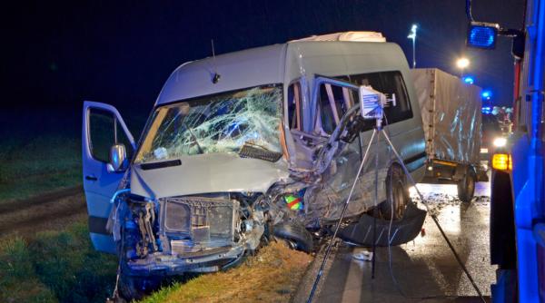 Microbuz, accident MORTAL înainte de Crăciun: doi morți și un copil în comă