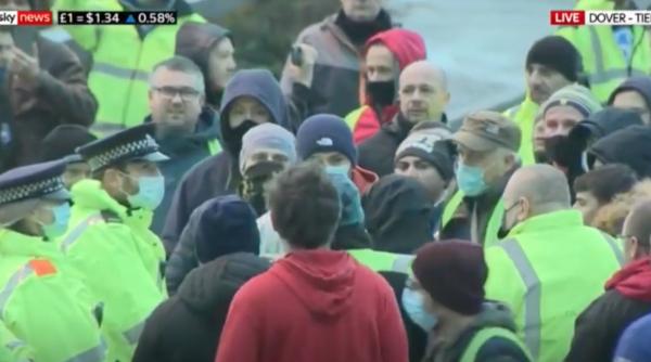 Situația DEGENERAZĂ la Dover: Ciocniri între șoferii de TIR blocați și poliția franceză
