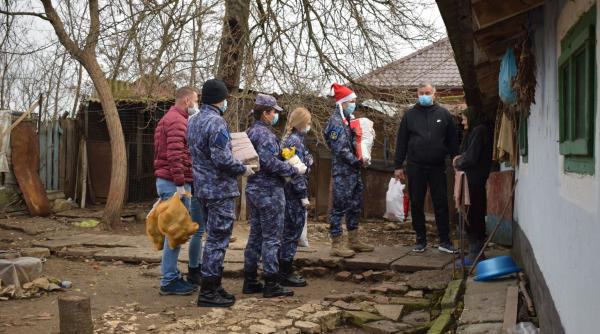 Marinarii militari români, ajutoarele lui Moș Crăciun pentru zeci de familii sărace
