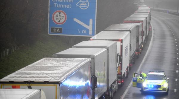 Oficial. Franța ridică RESTRICȚIILE de circulație dinspre Marea Britanie timp de 24 de ore și aplică derogări privind timpii de conducere