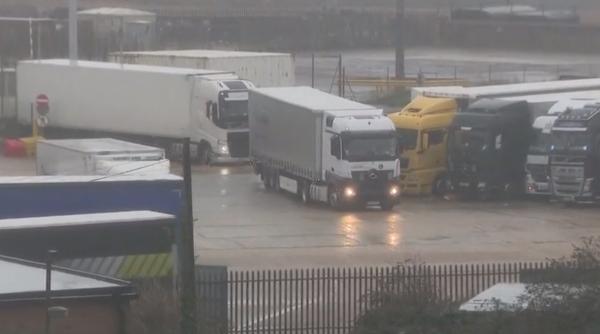 Crăciunul unui şofer român de TIR, blocat la Dover: „Francezii şi-au bătut joc de noi, englezii s-au comportat uman!”
