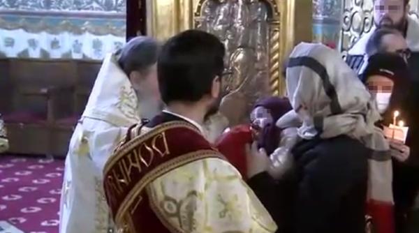 ÎPS Teodosie a sfidat din nou regulile carantinei. Slujbă fără mască, cu sute de oameni împărtășiți cu aceeași linguriță