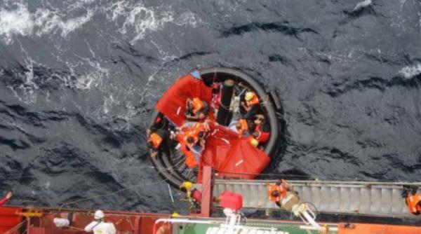 O navă comandată de un român a salvat 10 naufragiați loviți de ciclonul Krovanh