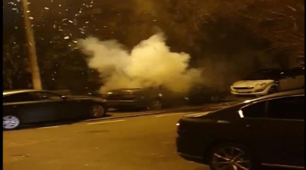 VIDEO - Doi tineri au aruncat în aer o mașină în Otopeni. Proprietarul a sunat îngrozit la poliție 