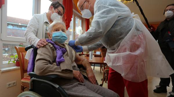 Germania. O femeie în vârstă de 101 ani care locuieşte într-un azil, prima persoană vaccinată anti-COVID