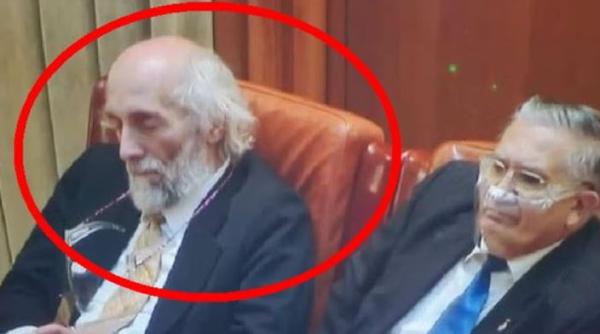 Senator AUR, surprins dormind în Parlament: "Eram în poziția vishuddha chakra, activează conexiuni mintale speciale"