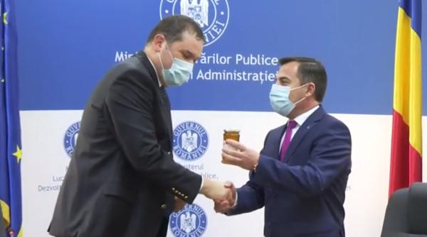 Cseke Atilla, cadou inedit la preluarea mandatului de Ministru al Dezvoltării: „Sper să-l păstrați și să îl oferiți următorului ministru“