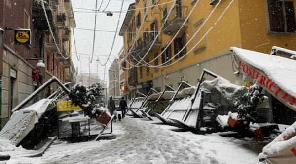 Italia. Haos după ninsorile din Milano: linii de tramvai blocate, copaci căzuți și trafic de coşmar. O femeie rănită de un pilon căzut
