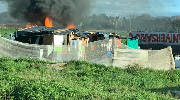 Spania. Incendiu puternic la o tabără de migranți români