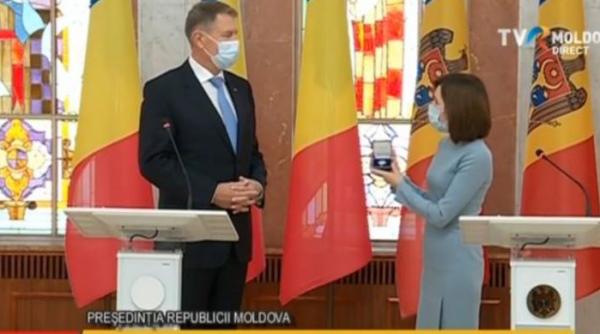 Cadou oferit de Maia Sandu preşedintelui Iohannis: "Vin cu acest dar simbolic în semn de recunoştinţă"