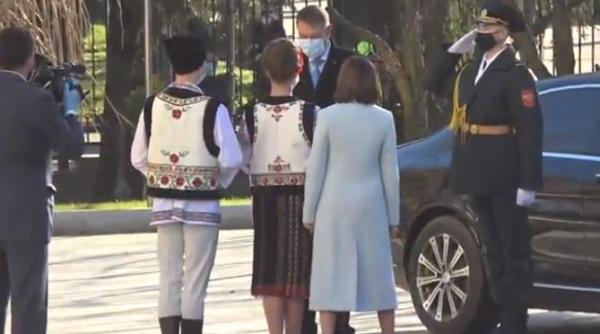 Iohannis, întâmpinat de președintele Republicii Moldova, Maia Sandu, cu pâine și sare