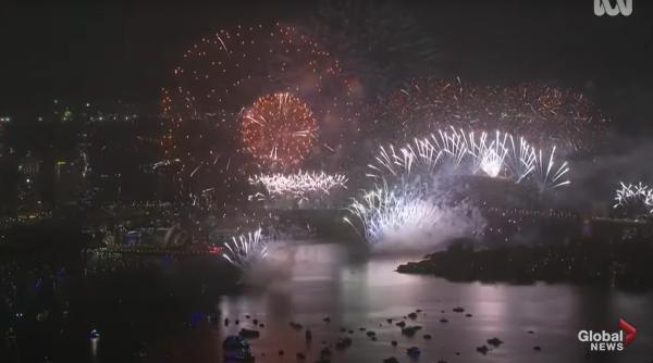 Australia a marcat trecerea dintre ani cu un foc de artificii difuzat la televizor - VIDEO