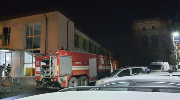 Incendiu la un alt spital din Piatra Neamț: COD ROȘU de intervenție la Spitalul Municipal Roman. Pacienți intoxicați