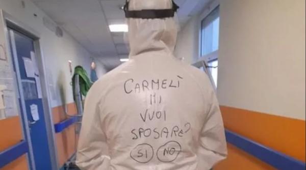Italia. Cerere de căsătorie pe uniforma de protecție Covid, din partea unui infirmier