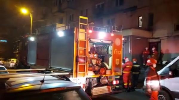 O româncă a murit și aproape 50 de persoane au fost evacuate în urma unui incendiu într-un bloc din Baia Mare