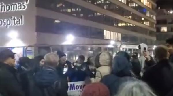 Sute de englezi fără mască s-au strâns în seara de Anul Nou la un spital din Londra: „Covid este o farsă” (VIDEO)