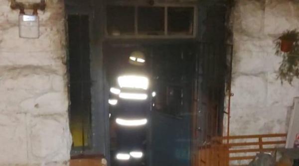 O româncă și-ar fi ucis cu bestialitate mama, apoi a dat foc apartamentului ca să pară totul un accident