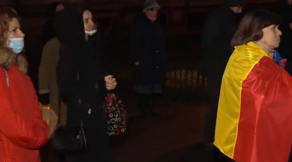 Protest în Piața Universității: „Redeschideți școala normală pentru copiii români!” (VIDEO)